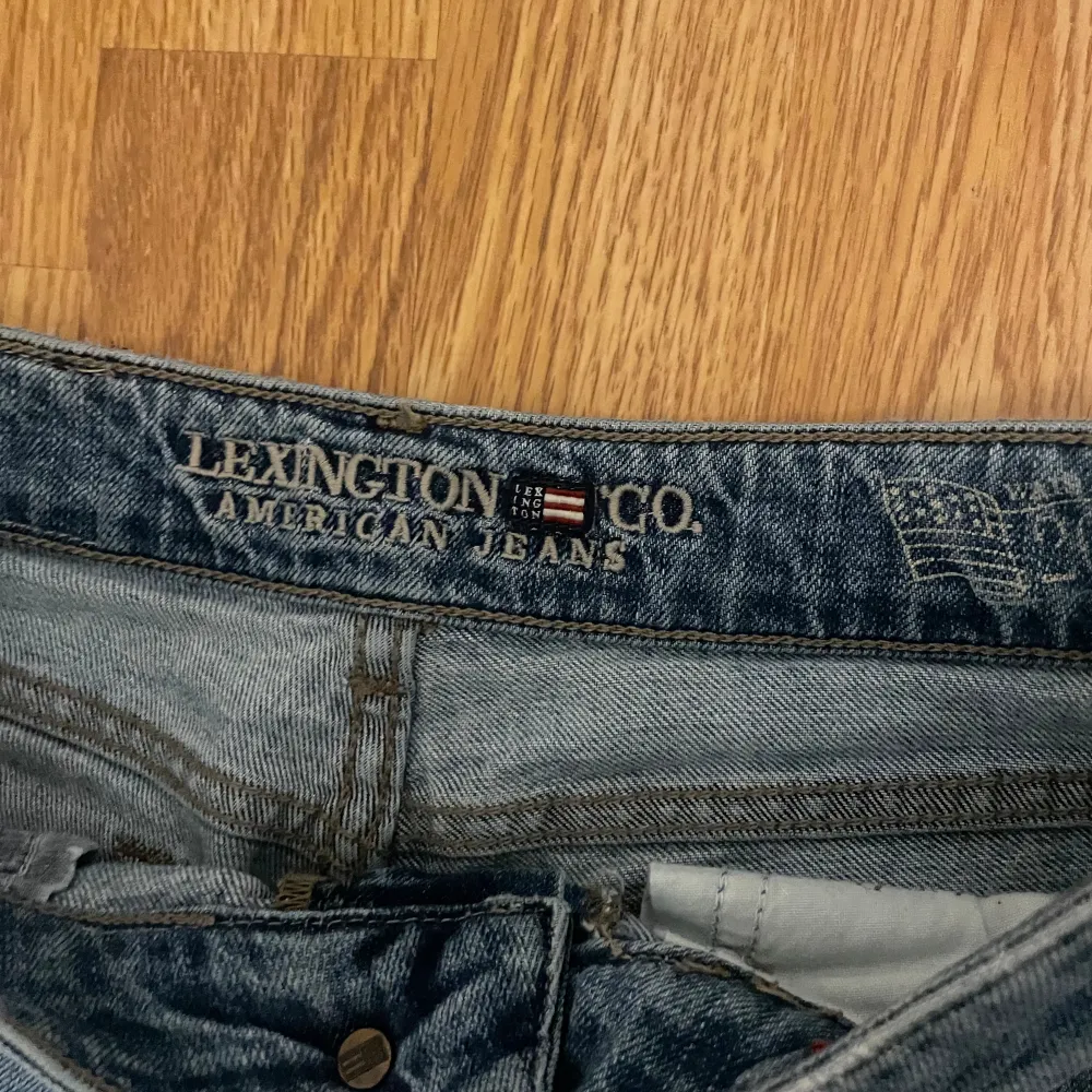 Mörkblå lågmidjade jeans från en amerikansk märke som heter Lexiconco.👖 i storlek s-m  Kontakta för mer info😄 mvh. Jeans & Byxor.