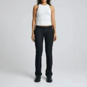 Kostymbyxa svart lågmidjade bikbok - Svart lågmidjade kostymbyxor från bikbok. Inga defekter, i princip som nya. Säljer eftersom de sitter lite för tajt på mig. 