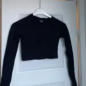 En svart ribbad tränings tröja från Bikbok💖väldigt fint skick, använd fåtals gånger🙌🏻