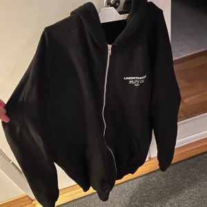 Hoodie - En super fin och skön overzised zip up Hoodie😊 köpt för 60” säljer för 400