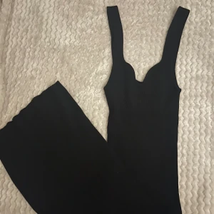 Klänning - En helt ny svart stickad klänning från gina, råka dubbelbeställa därav säljer jag den ena✨Kontakta mig för bilder hur den sitter på!