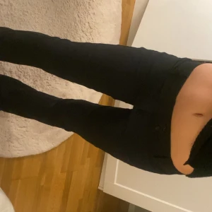 Lågmidjade kostymbyxor  - Säljer mina favorit kostymbyxor. De är lågmidjade och bootcut. Passar någon som är 170 +. Super fina och passar till alla tillfällen. 💜💜💗💗 