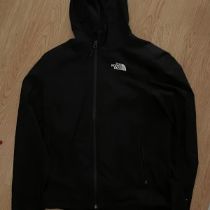 The North Face windbraker - S-M. Väldigt bra skick. Bra pris! Passar vem som helst. Värd 1500kr