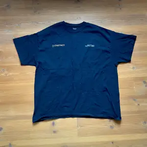 Oversize, stor t-shirt i en marinblå färg med tryck. Köpt från Urban Outfitters och använd kanske tre gånger. Fint skick och i princip helt oanvänd. 
