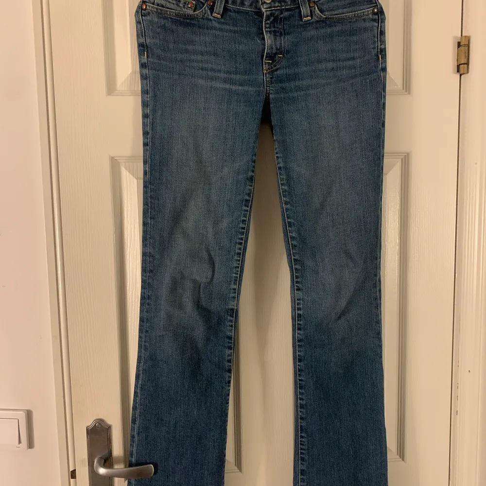 Lågmidjade bootcut jeans i bra skick. (Står inget märke). Jeans & Byxor.