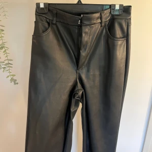 Skinnbyxor  - Svarta skinnbyxor som är raka i passformen med medelhög midja. Använd några gånger men kommer inte till användning, men i nyskick. Vid fler frågor eller bilder är det bara att kontakta i chatten. Köparen står för frakten💕