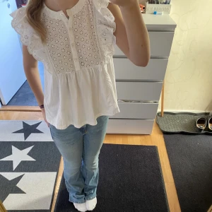 Mango Blus  - Vacker blus med volang från mango. Köpt här på Plick förra sommaren. Jag har aldrig använt den och säljaren innan hade knappt använt heller, så väldigt fint skick💞