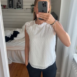 Vit blus  - Oanvänd, säljer då den inte kommer till användning☺️