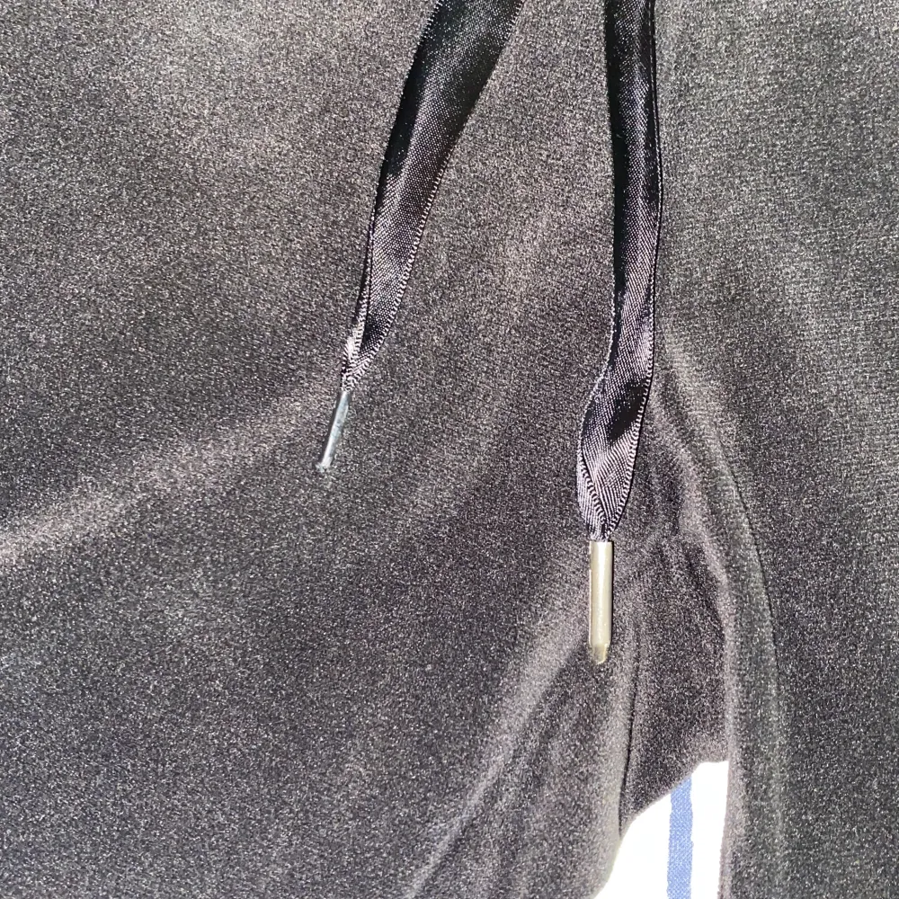 Hej, säljer dessa svarta velour byxor ifrån Gina tricot. Byxorna är i nyskick förutom att en sån där metall grej från snörena saknas som man kan se på bilden. Säljer pga ingen användning. De är i strl L.. Jeans & Byxor.