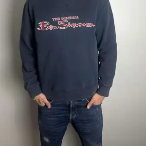 Skön Ben Sherman sweatshirt! Modellen på bilden är cirka 176 cm lång och bär storlek M. Skick: 8/10 Hör av er vid intresse!🤝