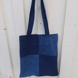 Totebag i jeanstyg - Egensydd rutig totebag i återvunnet jeanstyg♻️ 100 plus frakt