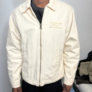 beige jacka - en beige jacka från pull and bear pris kan diskuteras 