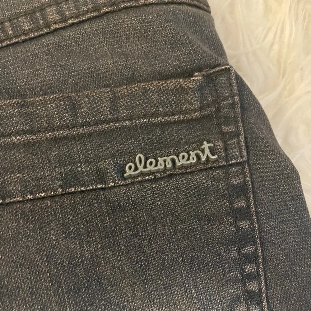 Jeansshorts från element köpta på sellpy💞bra skick, lågmidjade med grå svart färg💞. Shorts.
