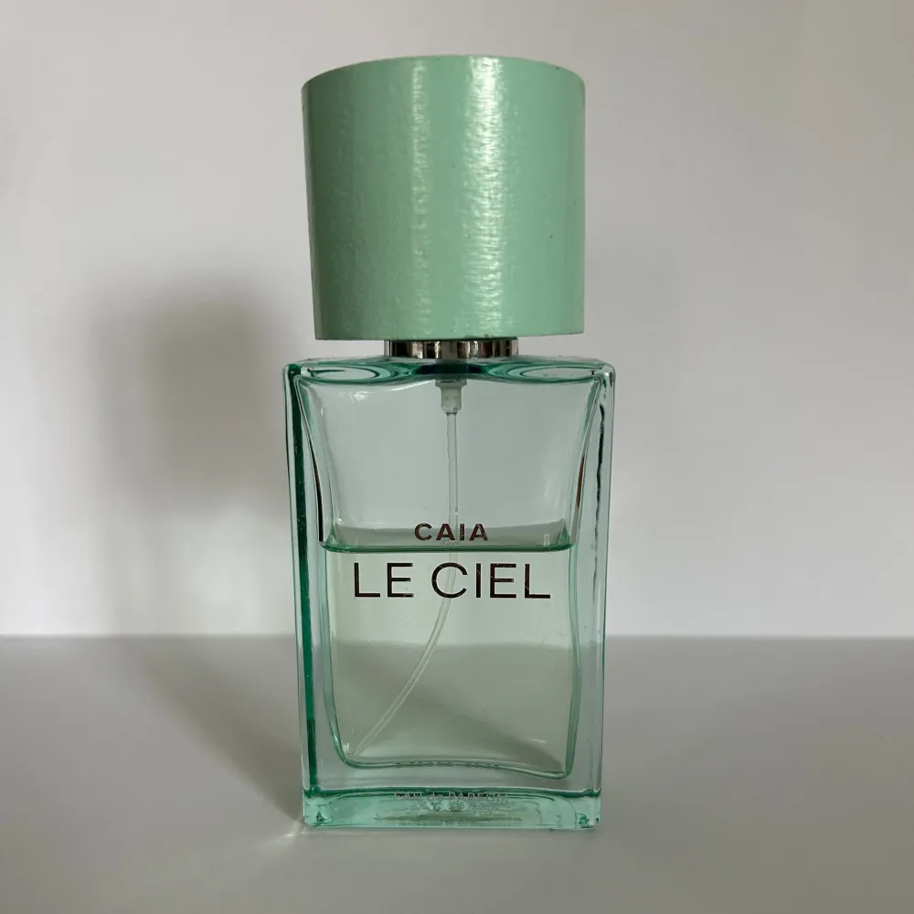 Caia parfym ”le ciel” 50ml, jag säljer den pga att den inte kommer till användning längre Det är lite mer än hälften kvar av parfymen🩷. Accessoarer.