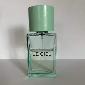 Caia parfym ”le ciel” 50ml, jag säljer den pga att den inte kommer till användning längre Det är lite mer än hälften kvar av parfymen🩷