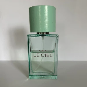 Caia parfym - Caia parfym ”le ciel” 50ml, jag säljer den pga att den inte kommer till användning längre Det är lite mer än hälften kvar av parfymen🩷