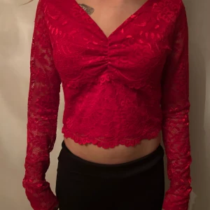 Skit snygg röd blus från FBsister❤️ - Säljer den för att den inte riktigt passar så bra på mig.❤️ 