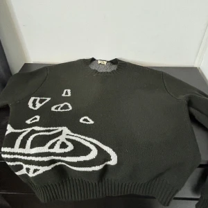 broken planet sweatshirt  - svart vit brokenplanet sweatshirt  pris akb diskuteras 