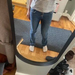 Säljer mina fina Zara jeans  - Jag säljer mina snygga zara jeans för att dem blivit för små för mig. Jag har laggt ned dem vid fötterna (på bild 4) för att dem ska bli längre. Men förutom det så är dem i nyskick. Om du vill ha fler bilder så är det bara att skriva 💗