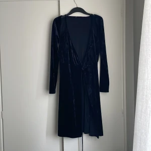 Klänning - Helt sjukt snygg klänning kan funka för bal, kvällar ute elr övriga fester o lämpliga event. Ser 1000x ggr bättre ut på person. Endast testad därav fräscht skick. För frågor skriv🧸