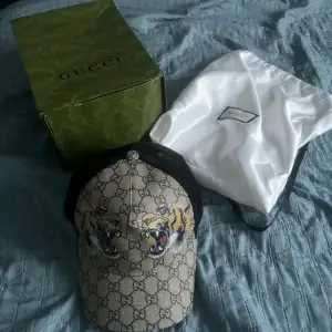 Gucci Tiger keps, låda och dustbag ingår! Den är helt ny. Osäker på autenticitet.