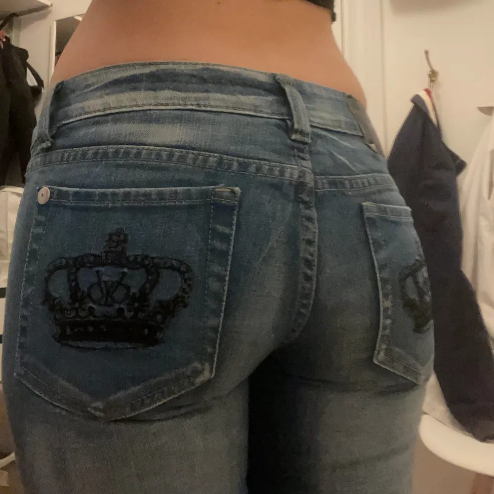 Lågmidjade victoria beckham jeans!! 💕🙏🏽 så snygga men säljer då jag inte tyckte de passade mig så bra. Bild 2,3 är lånade från hon jag köpte av ☺️. Jeans & Byxor.