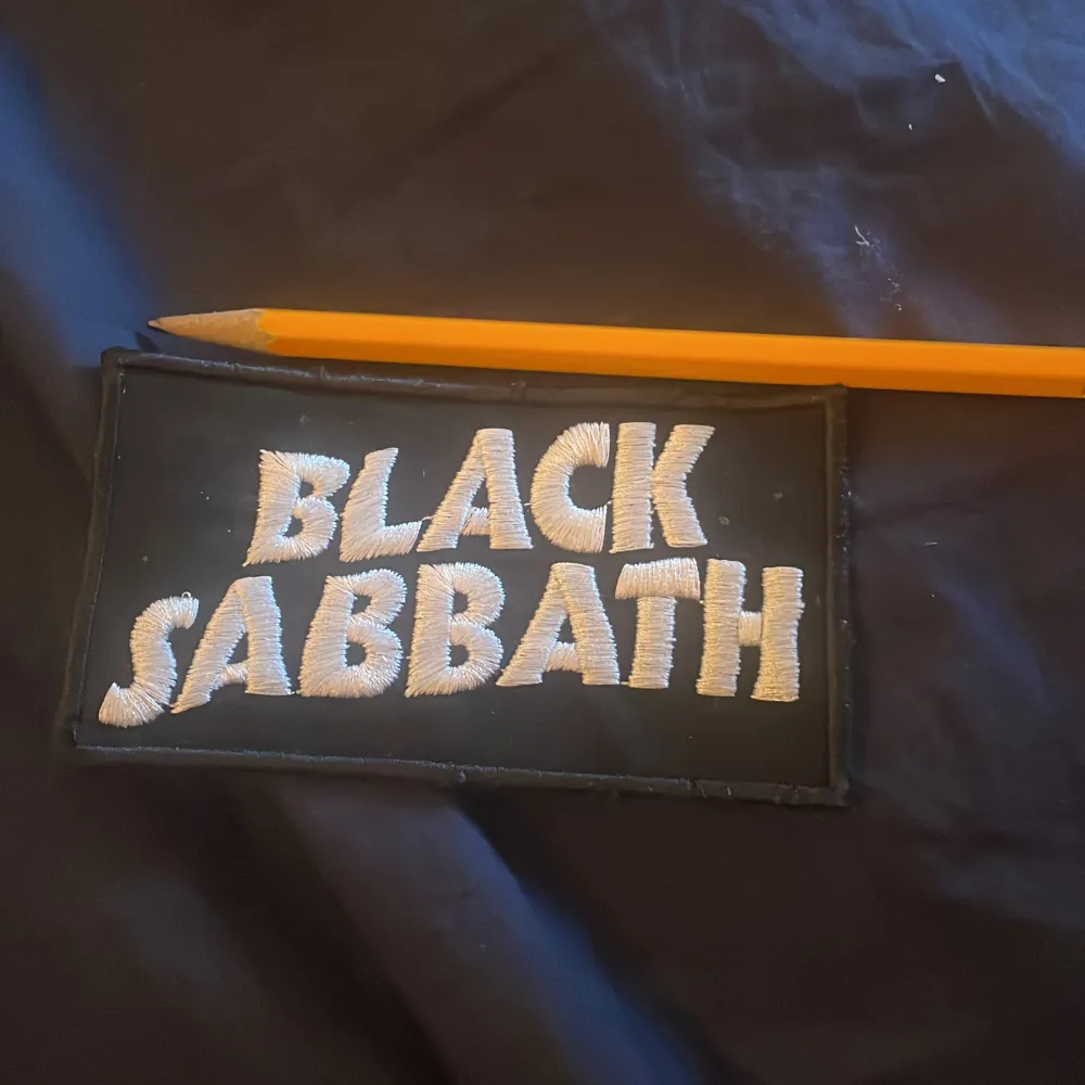 Enkel black sabbath patch 🎸. T-shirts.