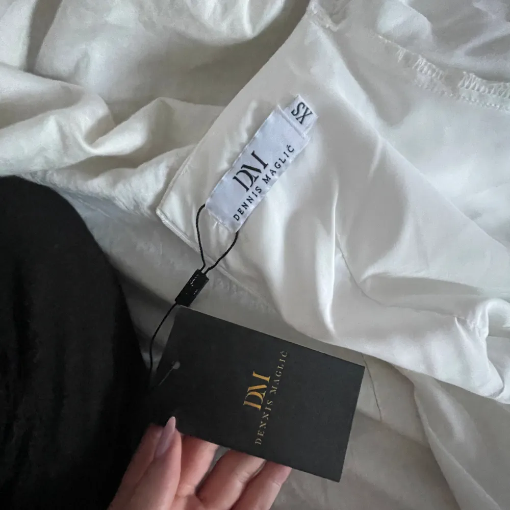 Säljer denna super fina studentklänning som jag köpte förra året men valde en annan, den här är alltså oanvänd! Storlek xs som är slutsåld på hemsidan! . Mekot.