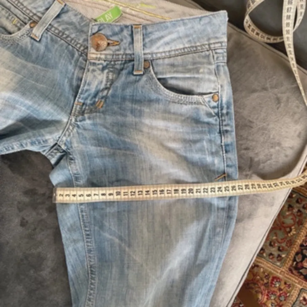 Köpta av en tjej på Vinted men säljer då de inte passade💗Midjemåttet är76cm och Innerbenslängden är 78cm💗. Jeans & Byxor.