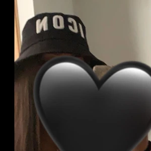 ICON fiskehatt  - Skit snygg fiskehatt i väldigt fint skick🖤 använd endast 2-3 gånger 🖤