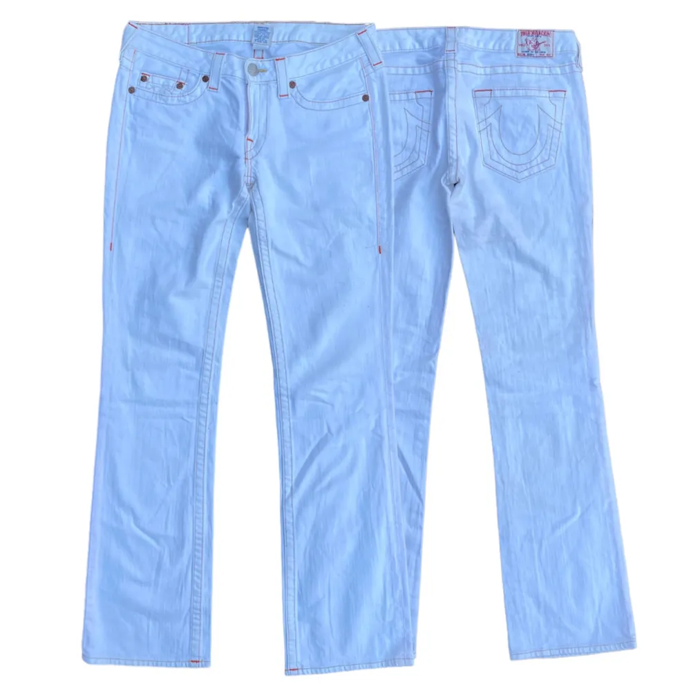 As feta vita true religion jeans i storlek 30 🔥 dom är i bra skick men är lite smutsiga längst ner på benet. Skriv om du har några funderingar . Jeans & Byxor.