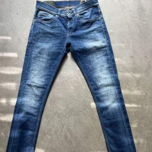 Hej! Säljer mina Dondup jeans nu då dem var för små på mig! | skick 9/10 | pris: 999:- Retail: 3500:- | Storleken är 30 men sitter lite mindre! | Skulle passa dig som är mellan 165-170cm bäst! | fler frågor eller funderingar skicka pm!🤩