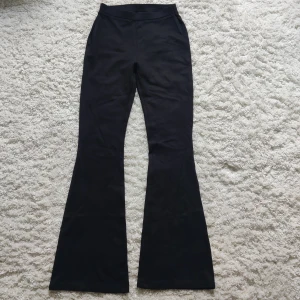 Yogapants  - Yogapants från barnavdelningen hos Lindex. Skulle säga att de passa XXS-XS. Sparsamt använda!💞💞