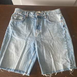 Långa ljusblåa jeans shorts i gott skick i storlek 38 
