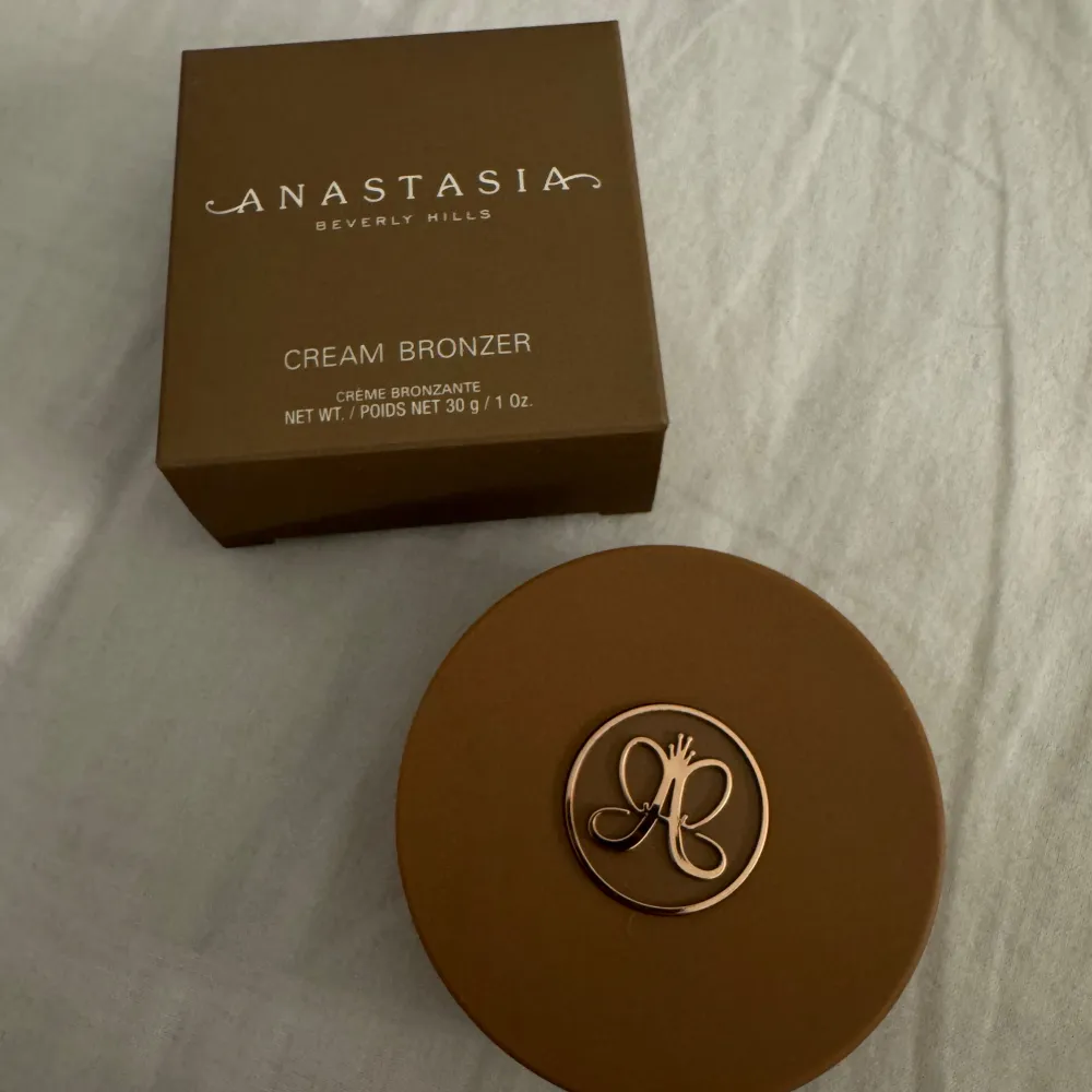 Säljer min trendiga Anastasia bronzer i färgen caramel😍 Endast testad men var inte rätt färg! Köpt för 379kr🤎 . Övrigt.