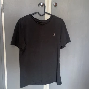 Ralph Lauren tröja - Mörkgrå Ralph lauren t-shirt medvurst märke i storlek M