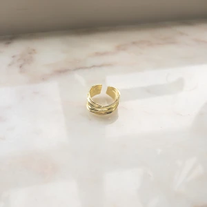 Ring från yomie 💕 - Yomie har fina kvalitativa prisvärda ringar som endast kostar 119kr 💕 Alla är vattentäta och gjorda av rostfritt stål 💛 Ringarna orsakar alltså inga utslag 💕Denna ring är justerbar & i färgen guld 💛 För fler frågor/bilder skicka ett meddelande💕