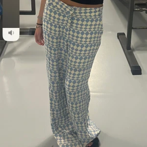 Mönstrade byxor  - Byxor med vitt och blått mönster från zara som är perfekta till i sommar 😍😍midjemått 80cm och innerbenslängd ca 79 cm strl L men passar mig som är en S/M