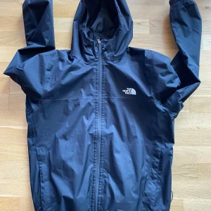 North face vindjacka  - Knappt använd northface vindjacka. Perfekt jacka nu till hösten!