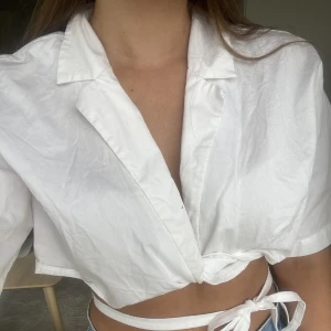 Topp från Zara🤍 - Skjorta / topp från Zara med band som man kan knyta hur man vill 🤍
