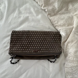Zadigväska - Grå zadig väska i mocka med coola unika nitar på. Från början köpt i zadigbutiken i Köpenhamn. Dustbag nedkommer❣️❣️