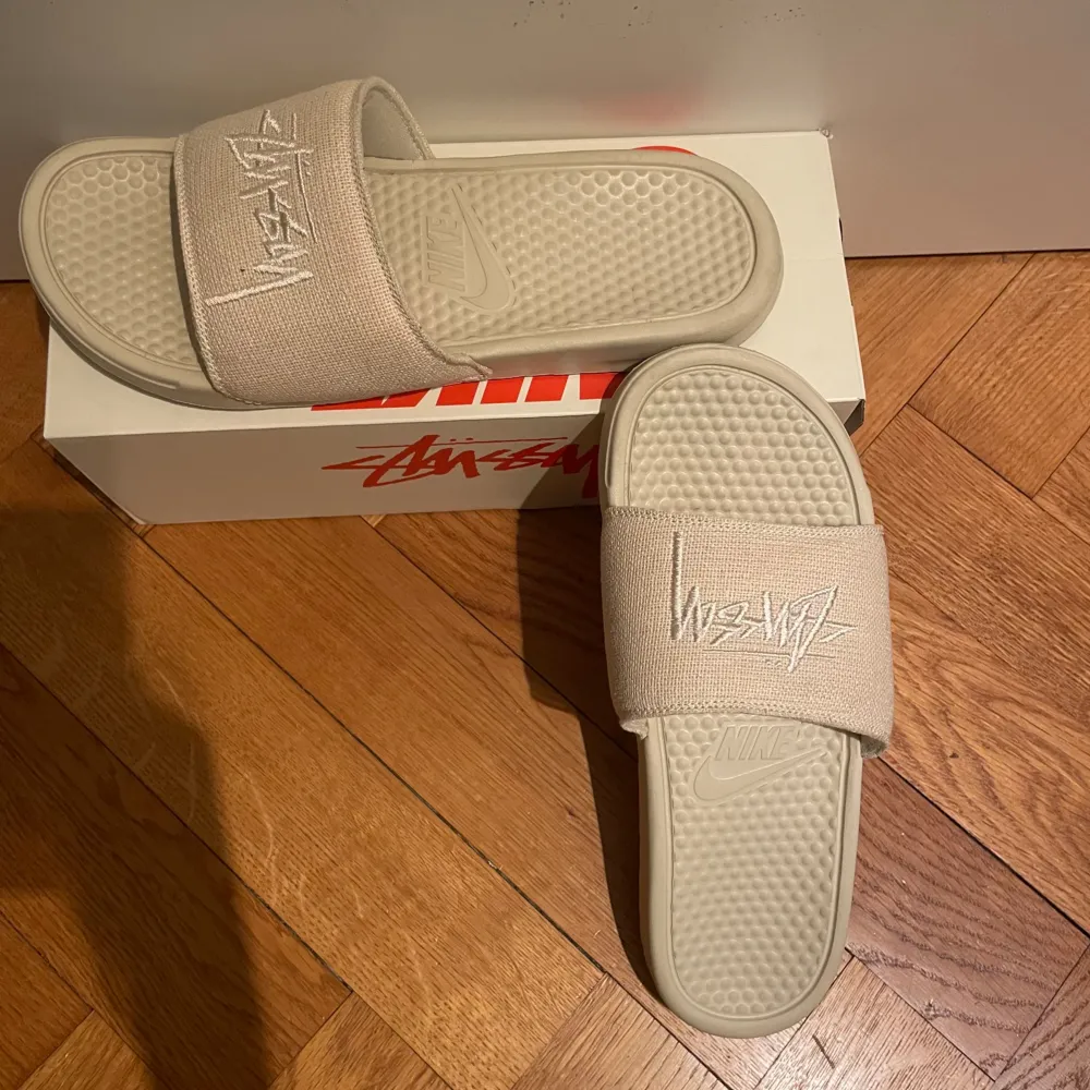 Stussy slides storlek 44 med og box 9/10 i skick   . Skor.