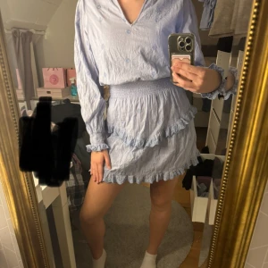 Superfin klänning från Neo noir, perfekt för sommaren eller skolavslutningen! - Säljer en superfin klänning inköp från Jackie men i märket Neo noir.  Storlek 36 Inköpspriset är 1200 och den är endast använd två gånger så tänker 800. Inga skavanker eller liknande! Perfekt för avslutningen eller liknande! Kvitto finns.  //Tilda💞