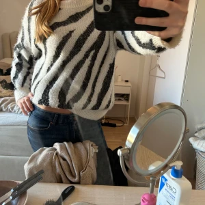 Stickad tröja  - Som ny, står inte vart den är ifrån eller vilken storlek men passar mig som har S/M