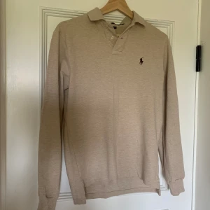 Ralphlauren piké - Hej, säljer denna stilrena piken ifrån ralphlauren. Tröjan har inga defekter och är i toppskick! Tveka inte på att höra av dig vid funderingar! Mvh Joel