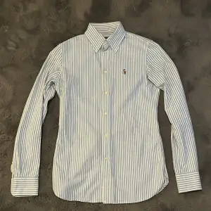 Säljer nu denna riktigt feta blå-vit randiga Raffe skjortan i storlek xs. Skjortan är helt oanvänd med 10/10 i skick. Tveka inte att höra av dig vid minsta intresse!