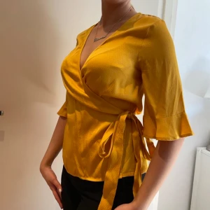 Gul blouse - Gul sommar tröja bondelid MK nypris 600kr storlek XS prislappen är kvar💞
