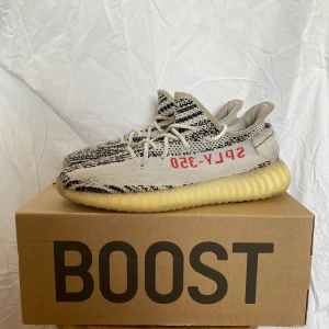 Yeezy boost 350 Zebra - Tjena jag säljer ett par riktigt sköna Yeezy boost 350 Zebra. 110% äkta original tags och boxen medföljer. Skick: 6/10 ganska gula sulor. Storlek: 44 Om du har några frågor, funderingar eller vill ha fler bilder är de bara att skriva till mig.