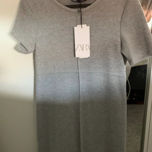 Zara klänning  - Väldigt mjuk och mysig klänning från zara , aldrig använd då prislappen är kvar🩷🩷