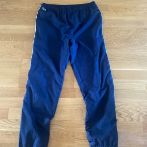 Lacoste byxor  - Den är i ny skick, använd ett fåtal gånger. De har absolut inga skador eller defekter!  Storlek M